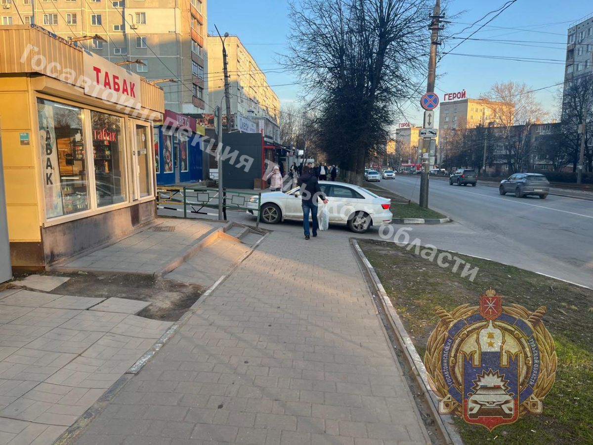 В Туле водитель электросамоката сбил пешехода и скрылся     В Туле на улице Металлургов водитель электросамоката сбил пешехода и скрылся с места ДТП. Об этом сообщает пресс-служба региональной Госавтоинспекции.  ↗  Прислать новость   Подписаться