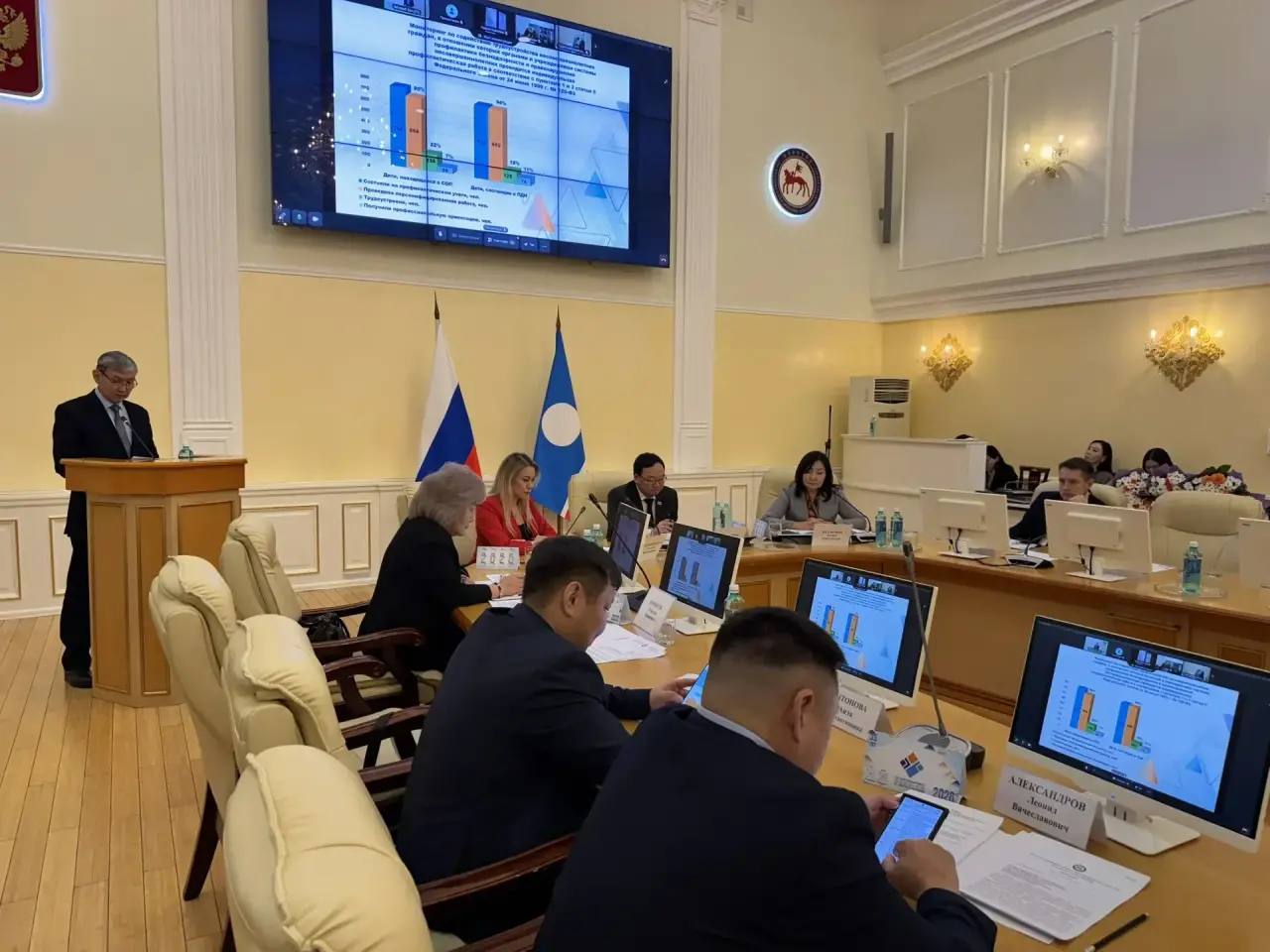 Сегодня прошло расширенное заседание коллегии Госкомзанятости Якутии Заместитель Председателя Правительства Республики Саха Якутия Степанов Георгий Михайлович открыл мероприятие вступительным словом Основные вопросы рассмотренные на заседании 1 Федеральный закон 120 ФЗ Заместитель председателя Госкомзанятости Якутии Борисов Георгий Иванович представил доклад о выполнении положений федерального закона Об основах системы профилактики безнадзорности и правонарушений несовершеннолетних Особое внимание было уделено следующим аспектам Межведомственное взаимодействие укрепление сотрудничества между различными структурами для эффективного предотвращения детской безнадзорности и преступности Контроль соблюдения прав усиление мер по защите законных интересов несовершеннолетних Социальная поддержка обеспечение своевременной помощи детям и подросткам находящимся в трудной жизненной ситуации 2 Обращения граждан и цифровые решения Кириллина Светлана Николаевна заведующая сектором трансформации и информационной безопасности осветила работу по обработке запросов граждан и развитию электронных сервисов Основные моменты доклада включали Повышение качества обслуживания улучшение процесса обработки обращений для увеличения удовлетворенности граждан государственными услугами Цифровые технологии внедрение современных технологий для оптимизации процессов предоставления госуслуг и улучшения доступа к ним Итоги заседания Коллегия подчеркнула значимость мероприятий по трудовому воспитанию и профилактике правонарушений среди подростков и улучшению условий оказания социальных услуг населению Заседания подобного формата способствуют формированию эффективных подходов к решению проблем занятости и социального благополучия жителей республики