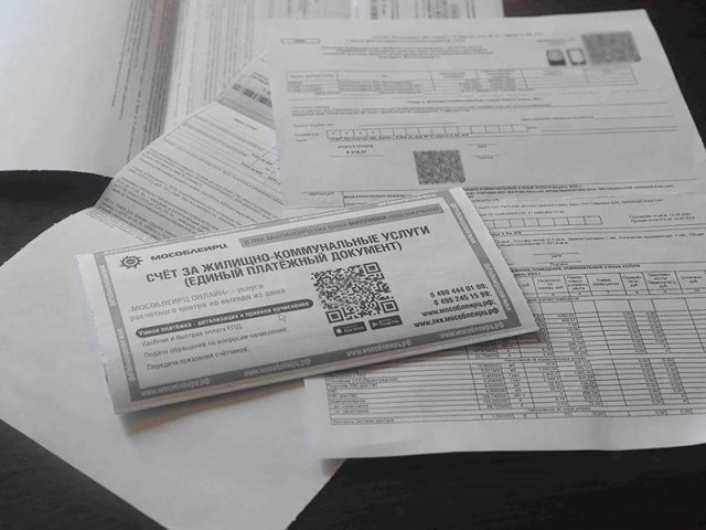Жителям домов в Красково и Коренево сделали новый расчет платы за услуги ЖКУ на 2024 год Фото МедиаБанк Подмосковья Дарья Соколова Автор Юлия Куделькина В начале мая этого года жители многоквартирных домов в поселках Красково и Коренево подготовили иск в суд из за завышенных тарифов на ЖКУ и плохого качества обслуживания домов управляющей компанией По информации администрации Люберец 16 мая прошла встреча с инициативной группой жителей и председателями МКД по вопросу перерасчетов за услуги общедомовых нужд в домах обслуживаемых УК Качественный Сервис в поселке Красково Позже представители Люберецкой теплосети и МосОблЕИРЦ в офисе УК объяснили жителям суммы в квитанциях Для уменьшения финансовой нагрузки на жителей суммы перерасчетов были разбиты на части по 1500 рублей в месяц В начале августа в социальных сетях появилась информация о затоплении подвального помещения по адресу поселок Красково улица Школьная 7