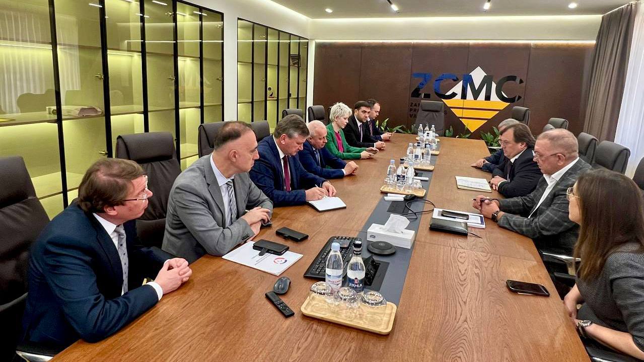 Посол РФ в Армении Сергей Копыркин посетил Зангезурский медно молибденовый комбинат Дипломат провел встречу с руководством комбината а сопровождающие его торгпред РФ в Армении Соломин и представители Минэкономразвития и Российского экспортного центра рассказали о возможностях привлечения российских технологий в производство ЗММК  В Сюнике посол также встретился с предпринимателями имеющими бизнес связи в РФ сообщает пресс служба посольства SputnikARM
