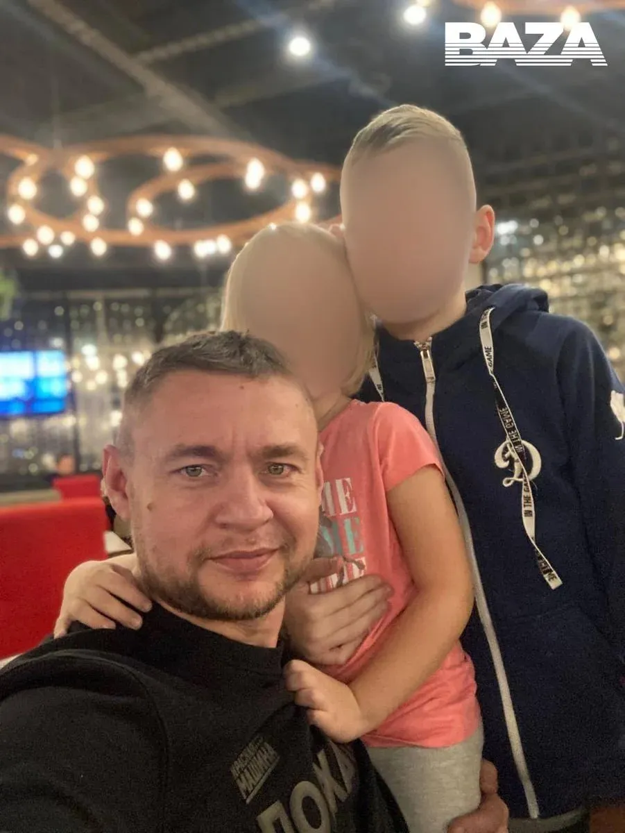 Верховный суд России впервые оправдал осуждённого за педофилию жителя Башкирии Верховный суд России впервые в истории вынес оправдательный приговор в отношении уже осуждённого за педофилию Житель Башкирии Денис Голов провёл 3 5 года в тюрьме из за одно и трёхсекундных видео которые не выдержали критики Денис переехал в Санкт Петербург чтобы развивать талант пасынка хоккеиста Работал на двух работах родилась дочь Мира Брак распался супруга Светлана пропадала из дома дети жаловались После развода родственники бывшей жены угрожали Если дети не будут слушаться мать мы тебя посадим за педофилию В ноябре 2022 года 4 летняя дочь забежала к Денису в ванну Следом вбежала Светлана с камерой Я говорю Ты что снимала что ли Она говорит Вот ты и попался Против меня возбудили уголовное дело что я открыто демонстрирую дочери половые органы рассказал Голов Суд в первой инстанции признал Голова виновным и приговорил к 12 5 годам Апелляция оставила приговор в силе хотя один из судей обращал внимание что Голов прикрылся при виде ребенка 4 марта 2026 года Верховный суд РФ отменил все решения и полностью оправдал мужчину признав право на реабилитацию После освобождения школа не пускает Дениса к дочери без документов на ребёнка справку о реабилитации сочли ничего не значащей А экс супруга живёт в квартире матери Дениса её выселили сменила замки установила видеонаблюдение и требует отобрать квартиру у его мамы  Голов готовит заявление о клевете намерен взыскать компенсацию вернуть имущество честное имя и право видеться с детьми По его словам у него есть письма пасынка с жалобами на жестокое обращение со стороны матери
