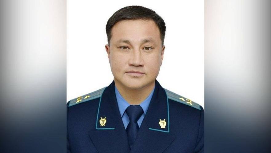 Задержан прокурор города Актау Ерболат АБДИРОВ сообщает источник Информацию о задержании Абдирова редакции КазТАГ во вторник подтвердил источник знакомый ситуацией Как уточняет издание Ақ Жайық поводом для задержания стал пьяный дебош Прокурор города Актау старший советник юстиции Ерболат Абдиров был задержан сотрудниками ЛОП Департамента полиции на транспорте МВД РК в аэропорту Алматы Инцидент произошел во время его отпуска после прилета рейсом из Астаны говорится в сообщении Согласно информации в отношении Абдирова составлены административные протоколы по части 1 статьи 440 распитие алкогольных напитков или появление в общественных местах в состоянии опьянения и части 1 статьи 434 мелкое хулиганство нецензурная брань в общественных местах оскорбительное приставание к гражданам и иные действия нарушающие общественный порядок КоАП РК Редакция КазТАГ уже обратилась в пресс службы генеральной прокуратуры и департамента полиции на транспорте за комментариями Служебное расследование ведет прокуратура Мангистауской области по факту задержания прокурора города Актау в Алматы В пресс службе надзорного ведомства сообщили по результатам расследования в отношении сотрудника будут приняты соответствующие меры За нами выехали Подпишись на prokadrykz