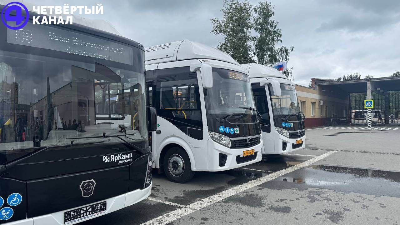 Верхняя Пышма получила семь новых автобусов. Современные машины с удобствами для маломобильных пассажиров выйдут на маршруты уже завтра. В новых автобусах есть подъёмники, места для колясок и возможность бесконтактной оплаты. На покупку транспорта потратили 110 миллионов рублей. Как сообщил министр транспорта Свердловской области Александр Толкачёв, это часть масштабной программы обновления автопарка. До 2030 года в регионе планируют заменить более 1300 автобусов, а в следующем году — 52 машины. Подписаться Новости Екатеринбурга
