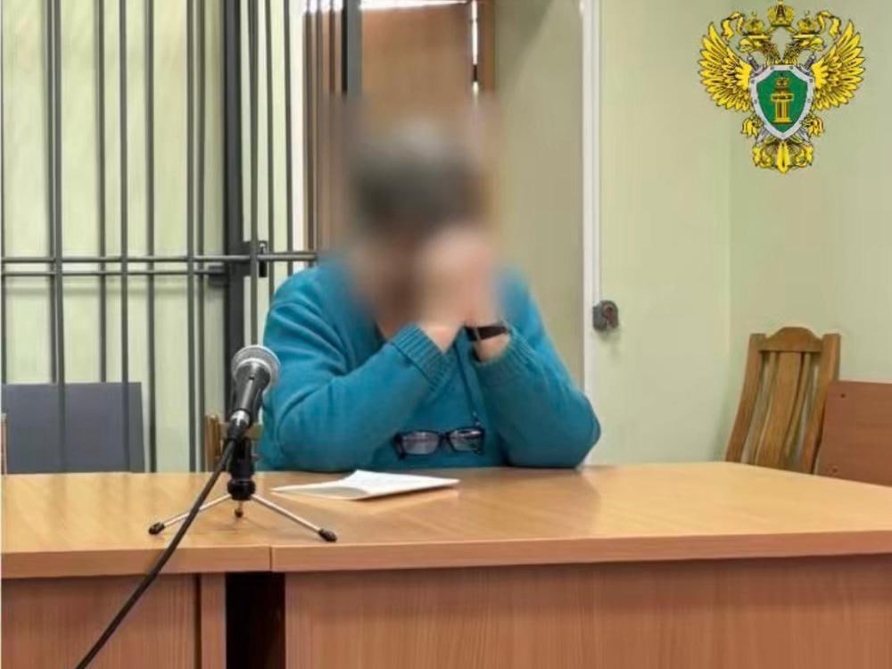 В Котласе осудили акушерку по вине которой погиб новорождённый Осуждена врач акушер гинеколог за причинение смерти новорожденному вследствие халатности В Котласе городской суд согласился с позицией гособвинения и признал врача акушера гинеколога городской больницы виновной по ч 2 ст 109 УК РФ Причинение смерти по неосторожности вследствие ненадлежащего исполнения своих профессиональных обязанностей 30 марта 2023 года при ведении родов у пациентки Котласской горбольницы виновная допустила грубые нарушения утвержденных клинических рекомендаций и стандартов оказания медицинской помощи вследствие чего от перенесенной в родах тяжелой асфиксии у родившегося живого доношенного ребенка развилось органическое поражение головного мозга Повреждения повлекли гибель новорожденного при наличии реальной возможности избежать неблагоприятного исхода В ходе рассмотрения дела подсудимая свою вину не признала Приговором суда медицинскому работнику назначено наказание в виде 1 года 6 месяцев ограничения свободы с дополнительным наказанием в виде запрета заниматься медицинской деятельностью на срок 2 года пояснили в пресс службе областной прокуратуры