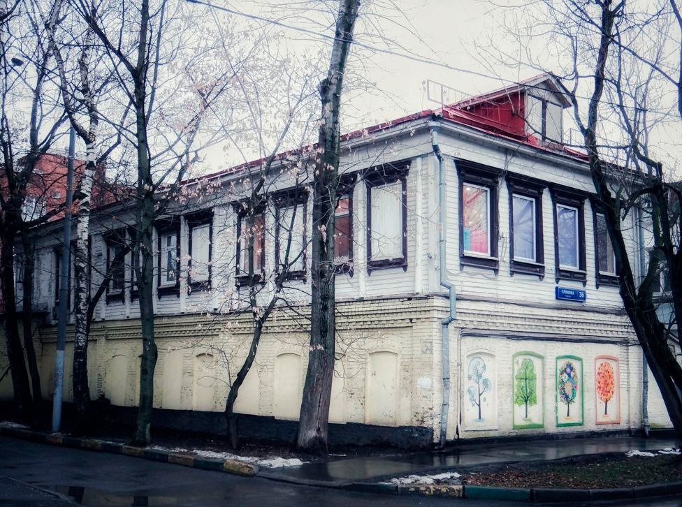 На улице Хромова, в районе Преображенское, планируют снести бывшую текстильную фабрику и построить на её месте жилой дом по программе реновации. Участок уже включили в КРТ, речь о владении 36. Сейчас здесь стоят дореволюционные корпуса фабрики Соловьёва. Один из них — редкий пример кирпично-деревянного промышленного здания начала XX века. Первый этаж был цехом, второй — жилым. Дом не охраняется, и его будущее под вопросом. Неподалёку второй участок, ул. Хромова, 20. Здесь здание 1917 года, тоже без охранного статуса, и пока всё ограничится благоустройством. Сами по себе дома под реновацию в этом районе на карте почти не видны, в программу сейчас попадают всего два. Но очевидно, что движение идёт с упреждением. Стартовый дом уже одобрен на Знаменской улице, и реновацию обещают продлить за пределы 2032 года. А значит, таких проектов в Преображенском будет больше.