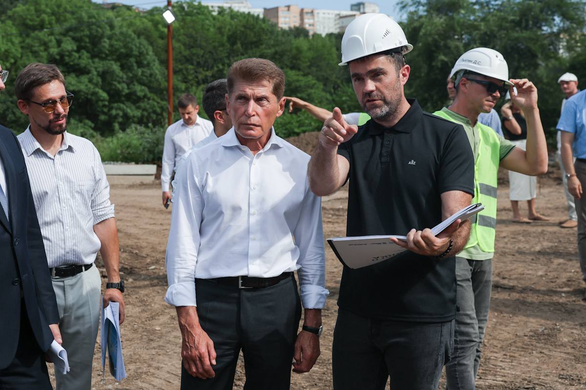 Первые объекты в парке Минного городка обещают сдать в этом году. Парк Минного городка станет центральным местом для проведения масштабных мероприятий: концертов, спортивных соревнований, праздничных гуляний, фестивалей. Для этого в парке создаются большие общественные пространства. Одним из основных мест притяжения станет зона гастропроменада. Для занятия спортом на открытом воздухе появится зона спортивных площадок. Также будет создан большой городской луг площадью около 3,5 тысяч квадратных метров. Рядом с ним установят самый большой аттракцион парка – колесо обозрения высотой 55 метров. Кроме того, в парке разместятся более 25 видов развлечений, в том числе более 15 аттракционов и динопарк. Проект по реконструкции парка состоит из двух ключевых частей и будет реализован поэтапно. В этом году планируется создание зоны для занятий спортом на открытом воздухе. Она будет иметь площадь порядка 900 квадратных метров с пространствами для командных игр: мини-футбола, волейбола, баскетбола, стритбола, а также с зоной воркаута. Кроме того, благоустроят зону детских аттракционов, появятся точки фудкорта и торговли сувенирной продукцией. Общая стоимость реконструкции – более 5 миллиардов рублей. К 2028 году обновлённый парк должен быть полностью готов. Первые объекты будут сданы уже в этом году, и жители и гости смогут их посещать