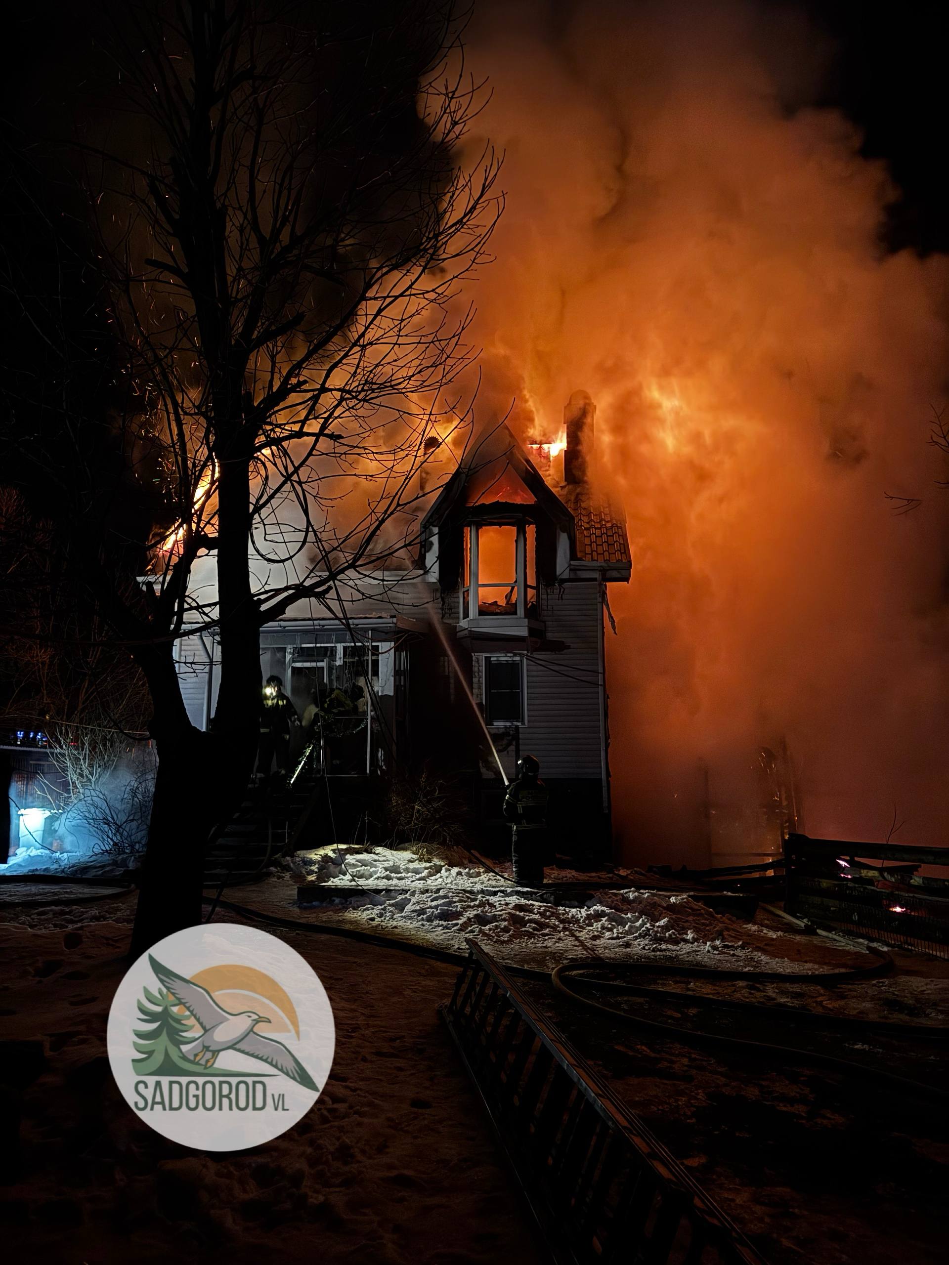 Прямо сейчас во Владивостоке горит зоопарк на Садгороде Горит дом с вольерами теплолюбивых животных обезьяны змеи крокодилы Пожарные уже на месте Сообщается что животные не пострадали vmfareast