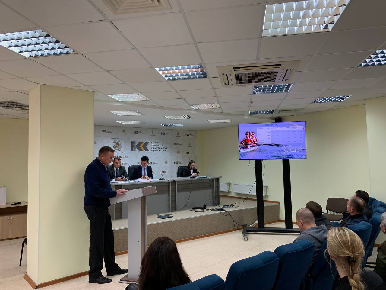 Состоялось еженедельное общее совещание директоров спортивных учреждений Казани Сегодня прошло общее совещание руководителей подведомственных учреждений Комитета физической культуры и спорта г Казани Сегодня свои презентации представляли директоры МБУ СШ УНИКС ЮНИОР МБУ ДО СШ Савиново и СШОР по гребным видам спорта Ключевые показатели МБУ ДО СШ УНИКС ЮНИОР Год основания 2000 Количество воспитанников 696 Количество тренеров 20 Выдающиеся воспитанники Мария Попова мастер спорта по баскетболу Чемпион России СуперЛига 1 и Чемпион России по баскетболу 3х3 Сидорова Дарья обладательница Суперкубка России 2021 Чемпион России и серебряный призер Чемпионата России Ключевые показатели МБУ ДО СШ Савиново Год основания 2000 Количество воспитанников 4201 Количество тренеров 14 Выдающиеся воспитанники Команда 2011 г р 1 место в Кубке г Казань и победители турнира по футболу памяти им В М Колотова 2024 г Ключевые показатели СШОР по гребным видам спорта Год основания 2003 Количество воспитанников 441 Количество тренеров 14 Выдающиеся воспитанники Габдрахманов Амир бронзовая медаль на III Играх стран СНГ вместе с Альфредом Ахметзяновым завоевали золотые медали на Первенстве России по академической гребле среди юношей и девушек до 19 лет в дисциплине двойка парная Сакурова Диляра золотая медаль первенства России до 23 лет С докладами выступили руководители спортивных школ Муниципальное бюджетное учреждение Спортивная школа УНИКС ЮНИОР Шаган Александр Шукриевич Муниципальное бюджетное учреждение дополнительного образования Cпортивная школа Савиново Шуваров Алексей Евгеньевич Муниципальное бюджетное учреждение дополнительного образования Спортивная школа олимпийского резерва по гребным видам спорта Ковальков Иван Владимирович Желаем всем учреждениям продуктивной работы и новых спортивных побед