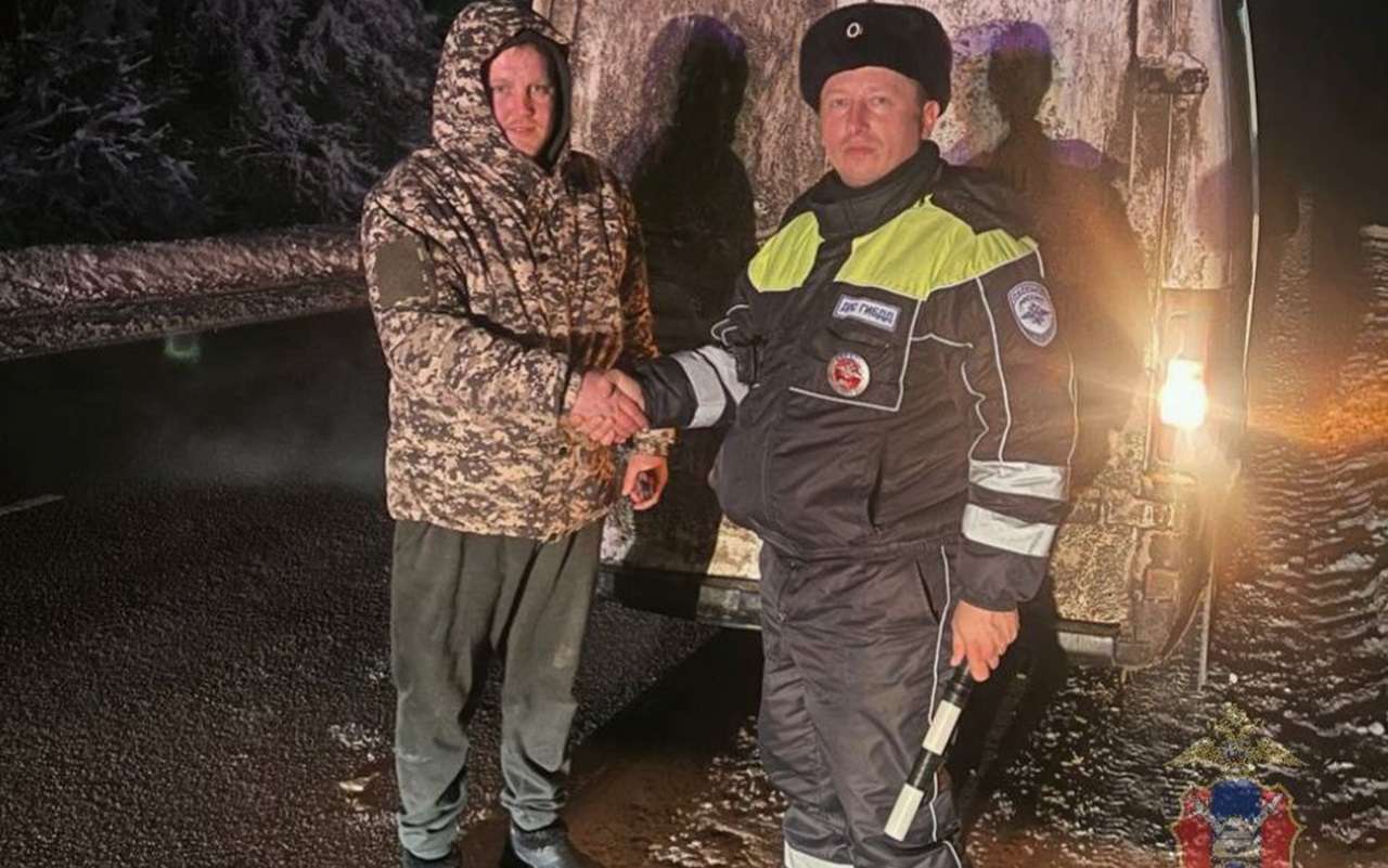 На трассе в Воронежской области инспекторы тёзки помогли водителю без топлива Сотрудники Госавтоинспекции с одинаковыми именами и фамилиями оказали помощь водителю у которого на заснеженной трассе закончилось топливо Инцидент произошёл ночью на 297 м километре автодороги Р 298 Курск Саратов в Панинском районе Майор полиции Дмитрий Попов и капитан полиции Дмитрий Попов заметили на обочине микроавтобус Fiat Ducato с включенной аварийной сигнализацией Как выяснилось 28 летний житель Таловского района не смог правильно рассчитать расход дизельного топлива Инспекторы отвезли молодого человека до ближайшей автозаправочной станции где он приобрёл канистру с горючим Затем правоохранители вернулись вместе с ним к автомобилю Получив помощь водитель поблагодарил сотрудников ГАИ и продолжил свой путь Подписаться на VRN Град