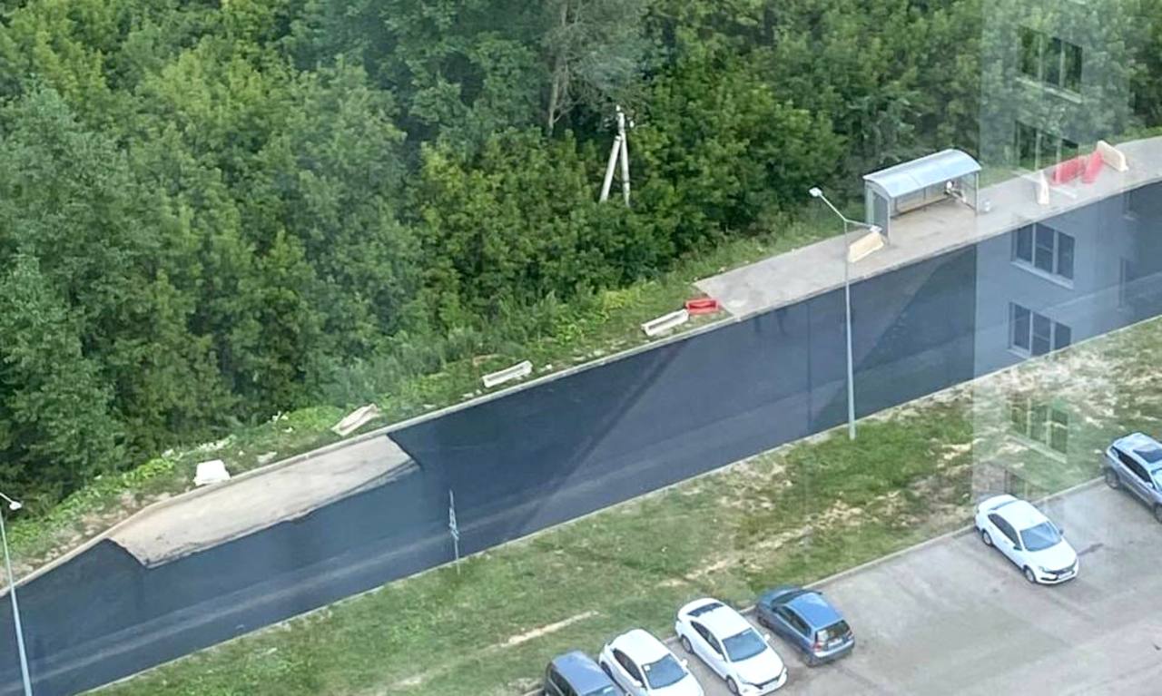 В «Анкудиновском парке» дорожные рабочие положили асфальт вокруг автомобиля, который стоял у них на пути.    Подписаться   Написать нам