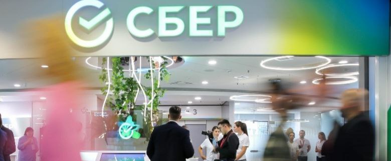 Акционеры Сбербанка полностью получили крупнейшие в истории банка дивиденды На выплату дивидендов компания выделила рекордную сумму 786 9 млрд рублей половина от чистой прибыли банка за 2024 год 50 от этой суммы 393 46 млрд рублей Сбер направил в казну государства для развития страны такая же сумма была выплачена более 2 млн акционеров физическим и юридическим лицам NewsEconomics