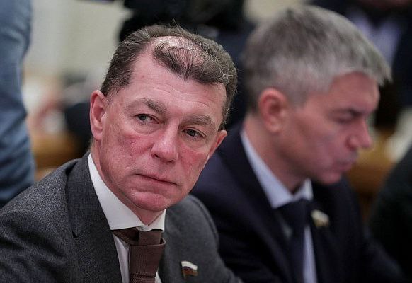 Принят закон о дополнительных основаниях для расторжения госконтракта заказчиком Госдума приняла закон «О внесении изменений в Федеральный закон «О контрактной системе в сфере закупок товаров, работ, услуг для обеспечения государственных и муниципальных нужд». Поправками ко второму чтению уточнен порядок отстранения участника закупки от участия в определении поставщика подрядчика, исполнителя в случае предоставления им недостоверной информации, или в случае несоответствия требованиям, установленным заказчиком. Теперь участник закупки может быть отстранен в любой момент только до подведения итогов определения поставщика. В ходе выступления председатель комитета Госдумы по экономической политике Максим Топилин акцентировал внимание на предстоящем уточнении правил признания недействительными заявок, подаваемых на конкурсные процедуры, в случае обнаружения в них недостоверных сведений. «Действующие формулировки закона № 44-ФЗ «О контрактной системе в сфере закупок товаров, работ, услуг для обеспечения государственных и муниципальных нужд» не обеспечивают однозначной трактовки и единообразного применения соответствующих норм при заключении контрактов на практике. В этой связи, предлагаемые поправки направлены на четкую регламентацию данных процедур и возложение ответственности за достоверность предоставляемой информации непосредственно на участника конкурса. Таким образом, вносимые изменения призваны повысить прозрачность и эффективность контрактной системы, а также минимизировать риски, связанные с предоставлением недостоверных сведений в конкурсных заявках», - подчеркнул Топилин.