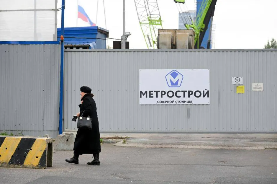 Комстрой вновь изменит проект планировки для вестибюля станции Театральная Согласно документу срок подготовки скорректированной документации установлен до 6 октября 2027 года Среди целей корректировки указаны уточнение характеристик объектов капитального строительства и перечня образуемых земельных участков а также исправление технических ошибок в текущем проекте Несмотря на внесение изменений в ППТ концепция расположения выходов со станции не меняется Согласно существующим схемам планируются два вестибюля один на месте Дома быта на Лермонтовском проспекте второй на месте АЗС в Театральном сквере Напомним ранее вице губернатор Петербурга Николай Линченко заявил что станция метро Театральная откроется для пассажиров к 2030 году При этом сроки сдачи объекта с начала строительства многократно сдвигались Сергей Ермохин ДП Подписаться на ДП в Telegram MAX