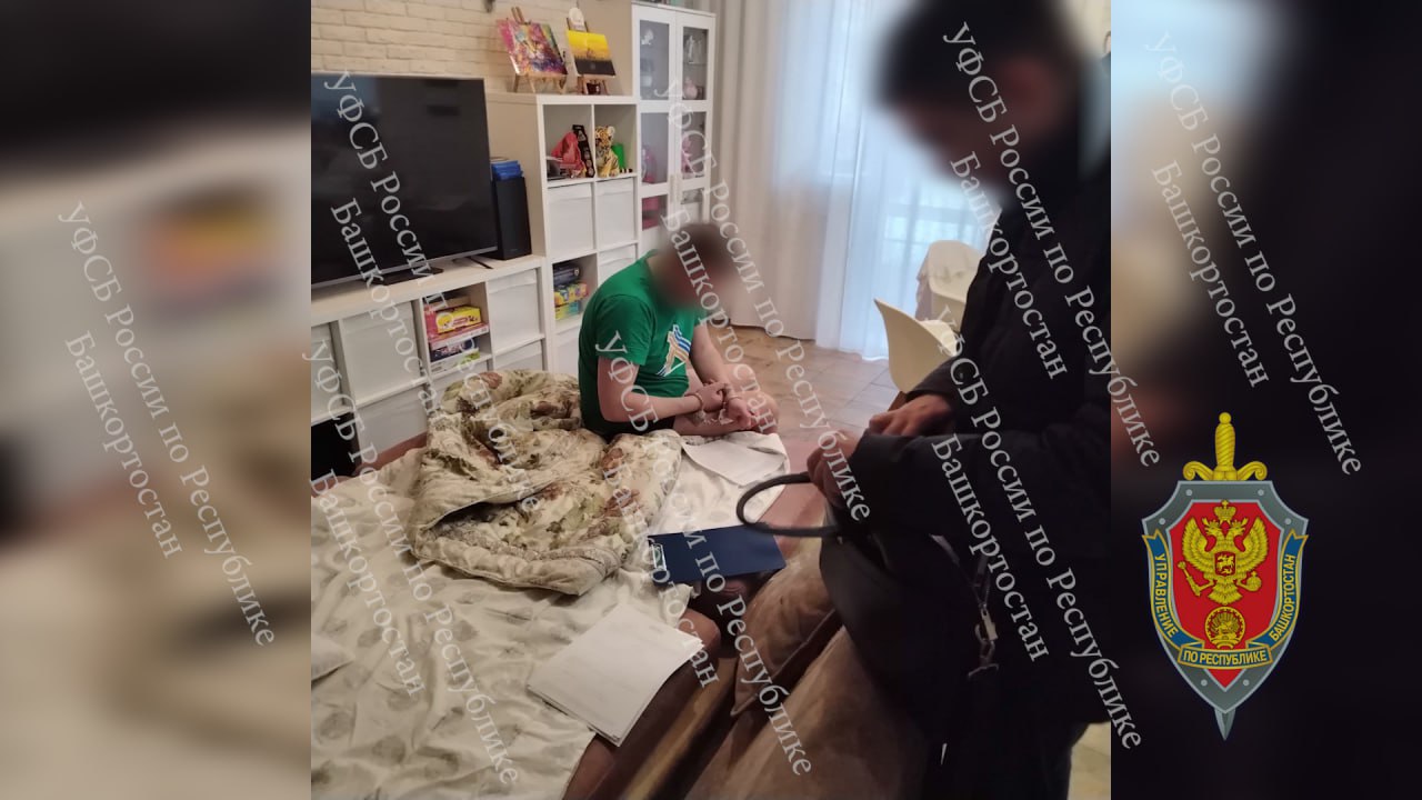 Афера на оборонном заводе: в Башкирии задержали двух топ-менеджеров «Авангарда» В Стерлитамаке задержаны двое бывших руководителей оборонного завода «Авангард», входящего в структуру «Ростеха». Как сообщили 15 мая в пресс-службе УФСБ по Башкирии, речь идёт о бывшем исполняющем обязанности гендиректора и его заместителе по инвестициям и развитию. По версии следствия, фигуранты провернули махинацию с фиктивными документами, оформив невыполненные строительные работы на сумму более 50 миллионов рублей. При этом договор с подрядной организацией был аннулирован задолго до этого. Кроме того, замдиректора, по данным оперативников, в 2023 году потребовал взятку в размере 120 миллионов рублей за «гарантированную победу» в тендере. В результате подрядчик действительно получил контракт на сумму почти 2 миллиарда, а сам чиновник — 35 миллионов рублей наличными. Оба подозреваемых арестованы, расследование продолжается.