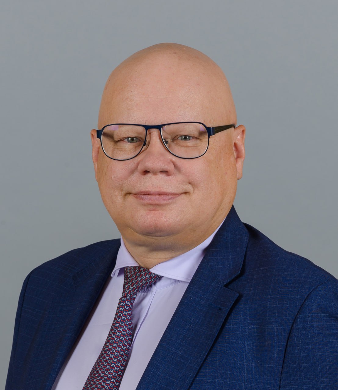 Алексей Лавров освобожден от должности заместителя Министра финансов РФ Заместитель Министра финансов РФ Алексей Лавров распоряжением Правительства от 30 июня 2025 г. № 1716-р освобожден от занимаемой должности в связи с достижением предельного возраста пребывания на государственной гражданской службе. Алексей Лавров пришёл в Минфин России в 1998 году, занимал должности советника министра, заместителя директора и директора департамента, с 2011 года – заместителя министра финансов РФ, курирующего вопросы бюджетного законодательства и методологии, финансового контроля, государственных закупок. Алексей Лавров участвовал в разработке и реализации реформ по разграничению расходных обязательств и бюджетных полномочий публично-правовых образований, финансовой поддержки субъектов РФ и муниципалитетов, внедрению трёхлетнего и долгосрочного программно-целевого бюджетного планирования, регулированию исполнения бюджетов, бюджетного учёта, отчётности и контроля, финансированию бюджетных услуг. Он также участвовал в создании механизмов инициативного бюджетирования, оптимизации контрактной системы в сфере закупок и управления бюджетными инвестициями. Результаты его многолетней работы отмечены государственными и ведомственным наградами, почётными грамотами и благодарностями Президента и Правительства Российской Федерации. #МинфинСообщает