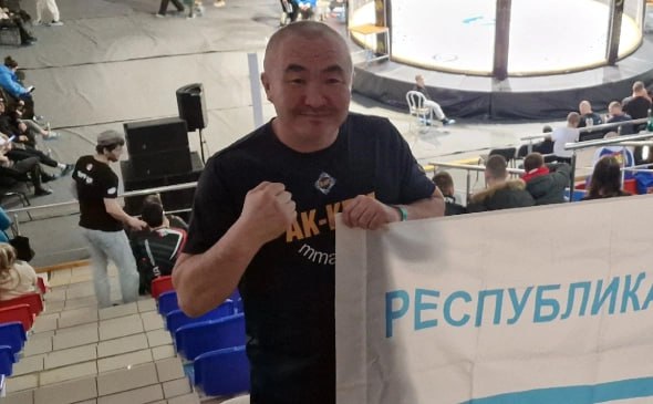 Главу Федерации ММА Алтая зарезали на свадьбе  В Усть-Коксинском районе Республике Алтай возбуждено уголовное дело об убийстве на свадьбе, сообщается в телеграм-канале следственного управления по Горному Алтаю. Имя жертвы не уточняется, по данным «Новостей Горного Алтая» и Shot, это глава Федерации ММА Республики Алтай Алексей Калбуков.  Инцидент произошел 7 августа в селе Тюнгур. По данным следствия, во время свадебного застолья на территории одного из домовладений у подозреваемого, который находился в состоянии алкогольного опьянения, возник конфликт с одним из гостей. Он подошел к сидящему за столом мужчине и ножом ударил его в грудь. Потерпевший скончался на месте происшествия.  Подозреваемый, 74-летний житель Тюнгура, задержан, в ближайшее время ему будет предъявлено обвинение.   VK / Алексей Калбуков  Подписаться на «РБК Спорт»