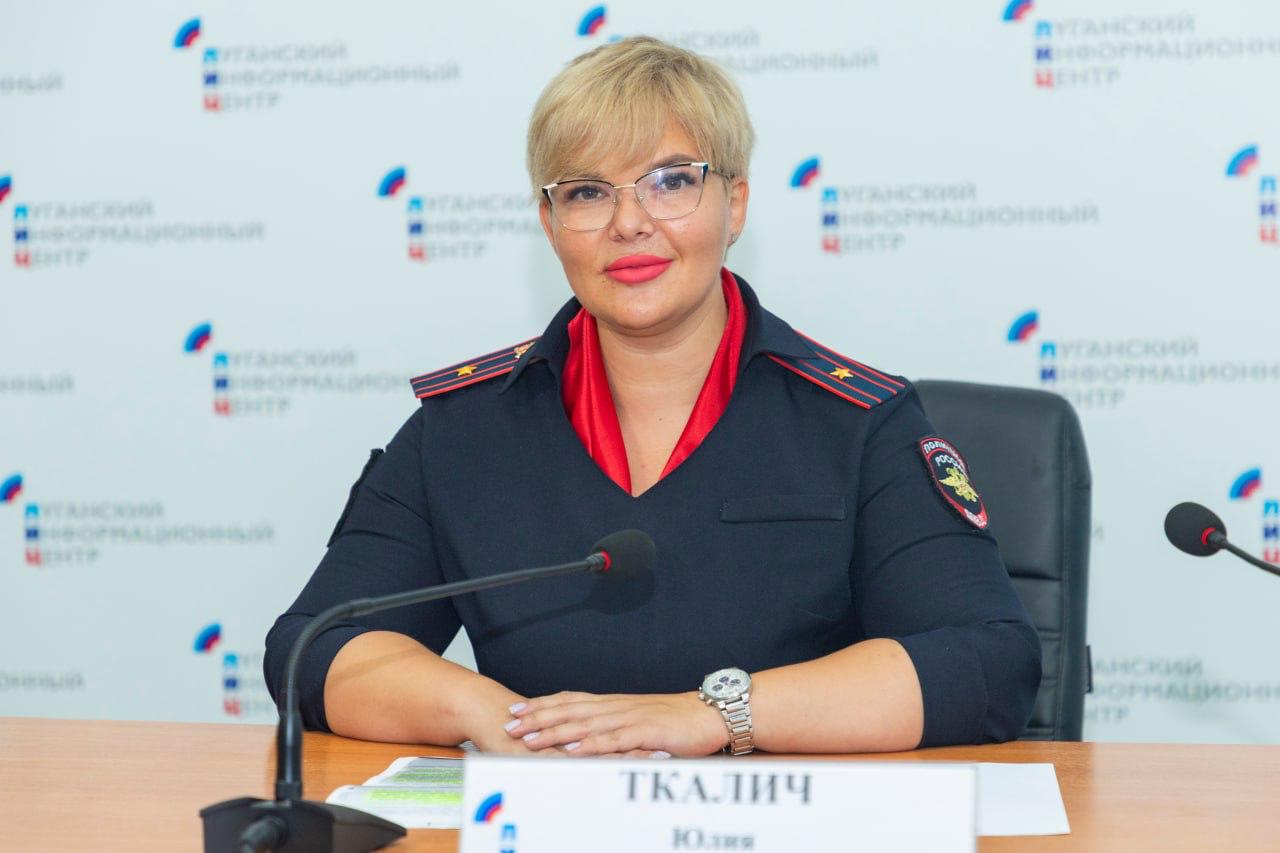 Новый федеральный закон ввел уголовную ответственность за продажу банковских карт, такие счета должны быть закрыты собственником в банке для предупреждения дропперства. Об этом на брифинге в ЛуганскИнформЦентре сообщила начальник 3-го отдела Управления по борьбе с противоправным использованием информационно-коммуникационных технологий МВД по ЛНР Юлия Ткалич. Дропперство — это схема, в которой банковские карты физических лиц используются мошенниками для вывода и обналичивания средств, полученных преступным путем. Согласно новым поправкам в Уголовный кодекс, за продажу банковских карт предусмотрено наказание до шести лет лишения свободы и штраф до миллиона рублей. «За продажу банковских карт теперь грозит уголовная ответственность. И во-вторых, банкам запретили выдавать карты несовершеннолетним без письменного согласия родителей. И эта мера как раз должна защитить подростков от втягивания в преступные схемы. Теперь после подписания Президентом оба закона вступили в силу», — проинформировала Ткалич. Она отметила, что полиция располагает персональными данными порядка 30 тыс. человек по всей России, которые вовлечены в дропперские схемы, каждому из них в будущем предстоит визит в правоохранительные органы «и дальше привлечение к уголовной ответственности». «Только за то, что вы когда-то продали карту, вы под уголовное дело не попадете. Но только в том случае, если счет на данный момент не используется. Поэтому первым делом нужно обратиться в банк и выяснить, что с вашим счетом. Пока карта действует, все правовые последствия за действия по ней несет владелец», — пояснила начальник отдела. Представитель МВД обратила внимание на то, что если собственник проданной карты не обратится в банк с просьбой закрыть этот счет, «значит он осознает и участвует в противоправной деятельности».