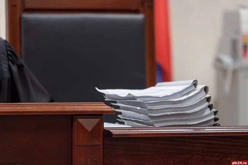 Глава Новосокольнического района предстанет перед судом за превышение должностных полномочий Утверждено обвинительное заключение по уголовному делу в отношении главы Новосокольнического района Виталия Соловьева. Он обвиняется в превышении должностных полномочий. Расследованием установлено, что в декабре 2023 года глава района подписал акты о приемке выполненных работ по строительству многоквартирного жилого дома, несмотря на незавершённость строительства и наличие дефектов. Затем он купил 37 непригодных для проживания квартир и оплатил их за счёт бюджетных средств, предназначенных для переселения граждан из аварийного жилья. Сумма сделки превысила 67 млн рублей. Уголовное дело направлено в Новосокольнический районный суд для рассмотрения по существу. Санкция пункта «е» части 3 статьи 286 УК РФ предусматривает максимальное наказание в виде лишения свободы на срок от трех до десяти лет с лишением права занимать определенные должности или заниматься определенной деятельностью на срок до трех лет.