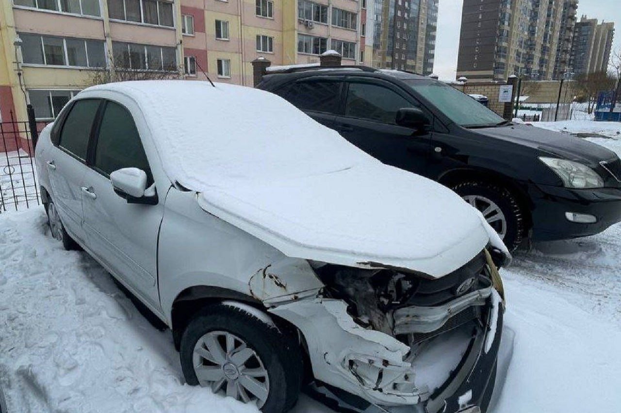 Брошенные автомобили убирают с улиц Челябинска  Разукомплектованное авто эвакуировали в одном из дворов по проспекту Героя России Родионова в Челябинске. Машина довольно давно стояла в полуразобранном виде. Со дня получения уведомления у собственника было 30 дней для ее добровольного переноса, но он этого не сделал. Как пояснили в пресс-службе администрации Челябинска, теперь автомобиль был отправлен на специальную стоянку.  Южноуральцам напоминают: подать заявку на эвакуацию брошенного транспорта можно через платформу обратной связи на госуслугах. Для этого необходимо прикрепить к обращению фото.    Фото: пресс-служба мэрии Челябинска    Вести Южный Урал   Челябинск