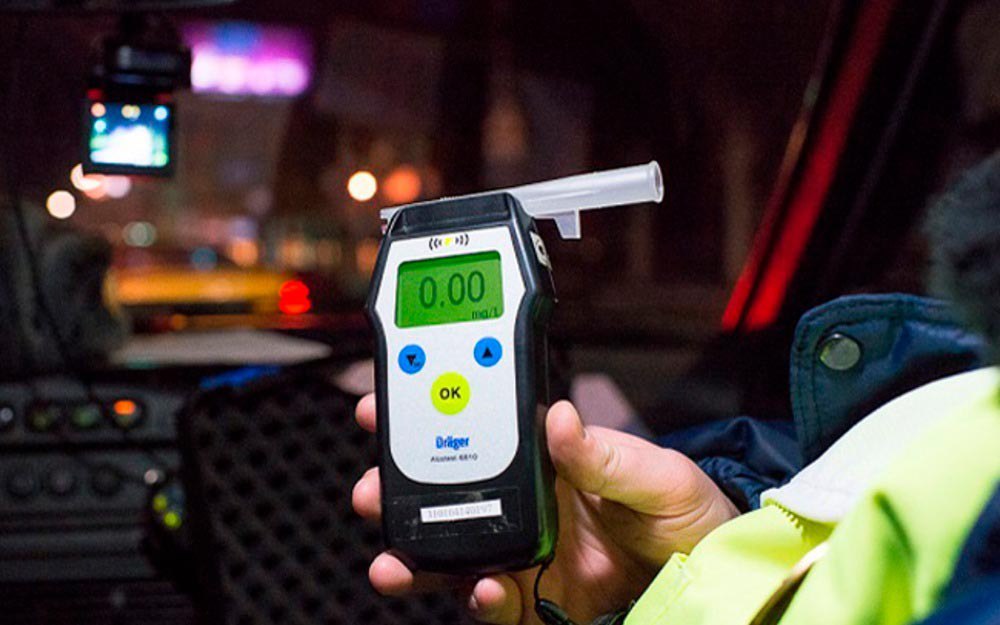 Рейд Нетрезвый водитель пройдет в Москве с 23 по 25 января Столичная ГАИ призывает сообщать в полицию о водителях которые ведут себя за рулём подозрительно или находятся в состоянии опьянения В целях профилактики и пресечения грубых нарушений ПДД с 23 по 25 января на территории города Москвы пройдет профилактическое мероприятие Нетрезвый водитель Столичная Госавтоинспекция обращается ко всем участникам дорожного движения с просьбой не оставаться равнодушными к проблеме нетрезвого вождения своевременно сообщать в полицию по номеру 102 или 112 о водителях которые ведут себя на дороге неадекватно и создают опасность для себя и окружающих На ближайшие два дня 22 и 23 января ЦОДД также предупредил о сильных пробках Из за ограничений и высокой загруженности водителей просят не пользоваться личными авто а при необходимости поездки отложить их до 20 00 Заторы ожидаются в центре на внешней стороне Садового кольца ТТК на Ленинградском шоссе в сторону области и некоторых округах ЦАО ЗАО СЗАО СВАО САО Полностью ограничения будут сняты после 20 часов  Митино MAX Чат