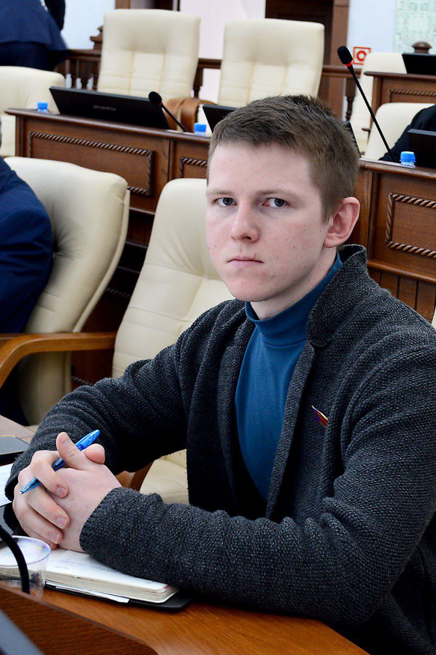 «Левый фронт» в Алтайском крае и Республике Алтай прокомментировал ситуацию с вынужденным увольнением из школы депутата Заксобрания Александра Волобуева. Юрий Красильников: Цинизм, с которым выстроенная в России система борется с неугодными, не знает границ. В сложившихся условиях, при всей жесткости борьбы, в нем осталось благородство. Уверен, Александр не сдался, он продолжит борьбу