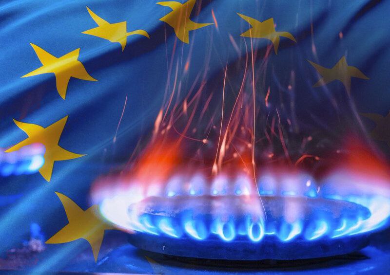  ЕС хочет разорвать газовые связи с Россией, но контракты крепче политики Евросоюз вряд ли сможет отказаться от российского газа по причине форс-мажора, заявили Reuters эксперты в области права. Евросоюз готовится представить «дорожную карту» по отказу от оставшихся поставок российского газа, однако без официальных санкций выйти из действующих контрактов будет крайне затруднительно. Несмотря на политическое давление и цель прекратить импорт ископаемого топлива из РФ к 2027 году, около 19% газа в ЕС по-прежнему поступает из России — по трубопроводу «Турецкий поток» и в виде СПГ. Главная юридическая проблема — отсутствие оснований для форс-мажора: поставки идут стабильно, а сам ЕС тянет с официальным эмбарго уже три года. Эксперты указывают, что большинство контрактов с «Газпромом» предусматривают правило «бери или плати» — покупатели обязаны платить до 95% стоимости газа, даже если он не нужен. При этом правовые лазейки, позволяющие расторгнуть соглашения без штрафов, практически не работают. Единственным эффективным способом разрыва контрактов может стать только прямой запрет на импорт, но на этом фоне политическая дискуссия рискует вступить в противоречие с экономической реальностью: российский газ по-прежнему надёжно и дешево поступает в Европу. #tradewithoutborders #торговлябезграниц #экспорт #импорт #Россия #ЕС #газ _ Торговля без границ Экспорт Вашей продукции Решение любых вопросов ВЭД