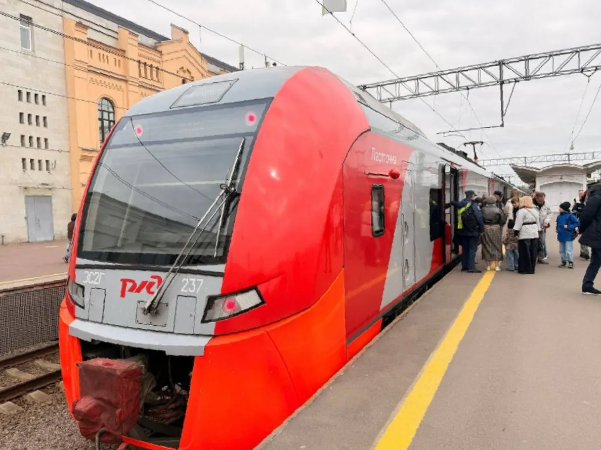 Между Петербургом и Выборгом начали курсировать Ласточки Первая скоростная пригородная электричка отправилась в путь сегодня в 11 15 Об этом сообщили в пресс службе Комитета по транспорту Направление Петербург Выборг является одним из самых популярных По итогам 2025 года перевезено 13 5 миллиона пассажиров из которых 3 3 миллиона следовали именно между Петербургом и Выборгом говорится в сообщении Время в пути составит всего 61 минуту Каждый день по маршруту будут ходить четыре рейса причем без остановок Так Ласточки из Петербурга отправятся в 11 15 и 15 29 из Выборга в 12 56 и 17 58 Комитет по транспорту Читай нас в MAКС Записаться на ГТО с Комсомолкой