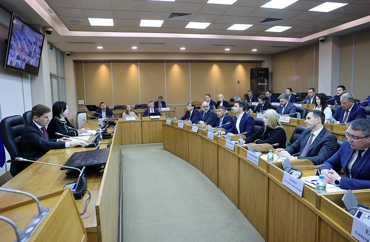 На острове Русском построят новый всесезонный парк Кантри клаб АЯКС Проект одобрен инвестиционным советом Приморья Суть проекта в бухте Аякс появится туристический комплекс с гостиницей 4 модульными домами кафе баром с бассейном и зонами отдыха В цифрах 650 млн рублей объём инвестиций 5 от этой суммы пойдёт на развитие городской инфраструктуры Проект получил статус приоритетного Параллельно усилили другой крупный проект логистический узел Северного морского пути на базе порта Владивостока Инвестиции в него выросли до 68 млрд рублей Здесь построят терминал на 1 млн контейнеров в год для перегрузки грузов на суда Севморпути