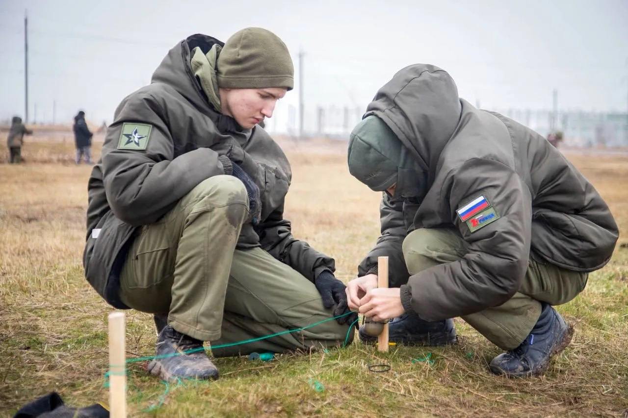 Более 5500 волжских школьников уже готовятся к участию в военно-патриотической игре "Зарница 2.0"!  Старт новому сезону был дан 19 февраля в лагере "Авангард", и с тех пор в школах города проходит отбор самых активных и смелых ребят.  В этом году к Зарнице присоединились и студенты профессиональных образовательных организаций в возрасте 18-21 года.  Отборочные этапы в школах продолжатся до середины марта, по итогам которых будут сформированы команды в разных возрастных категориях.  В апреле состоится муниципальный этап игры, а победители выйдут на региональный уровень.  В прошлом году в Зарнице участвовало почти 400 юных волжан, а команды школ № 12 и 14 прошли в региональный этап. Ребята из 14-й школы завоевали почетное третье место в категории 14-17 лет!  Фото пресс-службы администрации Волжского  #НастоящийВолгоград   Подписаться