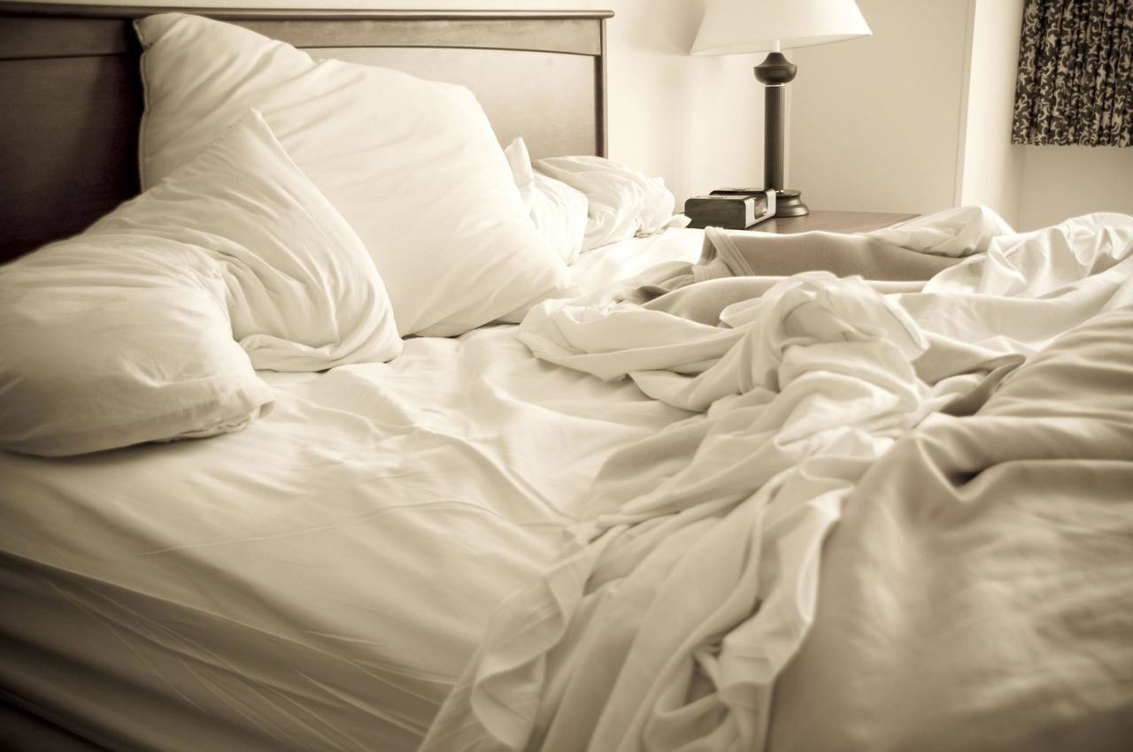 Врачи предупредили заправлять кровать сразу после сна вредно Медики напоминают что тёплая и влажная от пота постель идеальная среда для размножения пылевых клещей и бактерий Это может привести к аллергии раздражению кожи и даже астме Совет врачей после пробуждения оставьте кровать открытой хотя бы на 30 минут чтобы простыни успели проветриться и просохнуть Подписаться Предложить новости