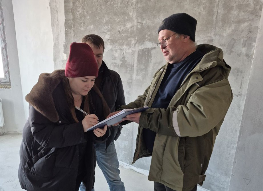 Дольщики последнего долгостроя на Салтыкова Щедрина получают ключи от долгожданных квартир Предварительно собственники осмотрели жилье были составлены акты приема передачи Многоквартирный дом поставлен на государственный кадастровый учет в Росреестре Вскоре долгожданное жилье получат 384 дольщика Строительство началось в 2014 году но из за банкротства застройщика завершить работы не удалось По поручению главы региона дом был внесен в Атлас проблемных объектов края В 2024 году новым подрядчиком стал ООО СЗ СК Система Финансирование на завершение работ поступило из краевого бюджета и Фонда развития территорий