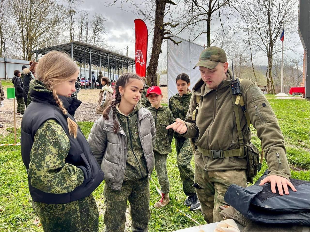 Казачата на «Зарнице»  Отличные результаты показали воспитанники казачьих военно-патриотических клубов «Святогорец» и «Доброволец» на муниципальном этапе Всероссийской военно-патриотической игры «Зарница 2.0». Мероприятие прошло на площадке «Мы-опора Родины!» в пригороде Сочи. За победу боролись участники в возрасте от 12 до 14-ти лет.  Команды из числа учащихся общеобразовательных учреждений прошли 13 этапов. Школьники соревновались в  строевой и физической подготовке, знании истории и основ тактической медицины. Они демонстрировали навыки работы с инженерным оборудованием и беспилотниками, проходили  военизированную эстафету. По итогам состязаний в число лучших вошли команды казачьих военно-патриотических клубов «Святогорец» и «Доброволец».   В организации мероприятия судейской коллегии активно помогали атаман хуторского казачьего общества «Навагинское», руководитель казачьего военно-патриотического клуба «Святогорец» Алексей Моисеев, казачья молодежь.