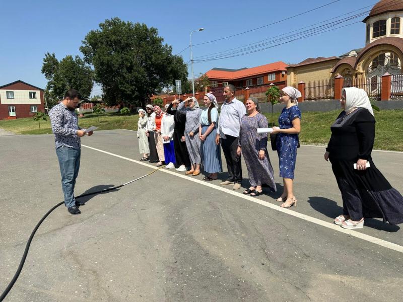 В рамках реализации национального проекта «Молодежь и дети» и федерального проекта «Все лучшее детям» 5 августа 2025 года в МБОУ «Аллероевская средняя школа № 1» прошла учебная эвакуация для педагогов и сотрудников. Это мероприятие было направлено на укрепление безопасности образовательного учреждения и повышение профессиональной готовности к возможным чрезвычайным ситуациям. Проведение эвакуационных учений перед началом учебного года стало важным этапом в системе профилактической работы школы. Подготовка к чрезвычайным ситуациям — залог сохранения жизни и здоровья как учеников, так и сотрудников. В условиях современной динамичной социальной ситуации такие мероприятия приобретают особую актуальность, ведь от профессиональной подготовки педагогов зависит безопасность сотен детей. Подробнее на нашем сайте.