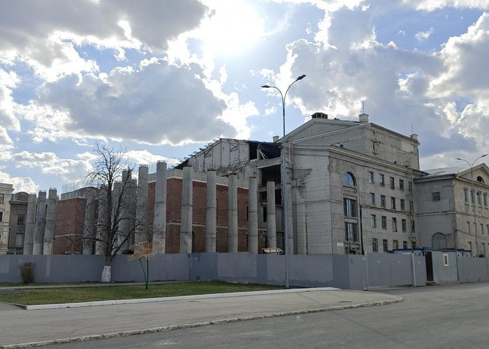 На завершение реконструкции Саратовского театра оперы и балета нужно около 3,5 миллиардов рублей. Такую сумму назвал губернатор региона Роман Бусаргин в Совете Федерации.