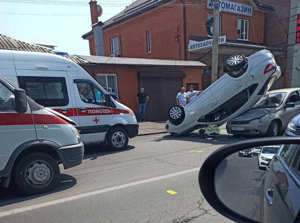 В Ростове на Сарьяна — перевёртыш после аварии. На месте работают полиция и скорая.  Вот такие последствия ДТП: одна машина стоит вверх колёсами, рядом «скорая» и разбитый второй авто.    Подписаться   Связь с редакцией