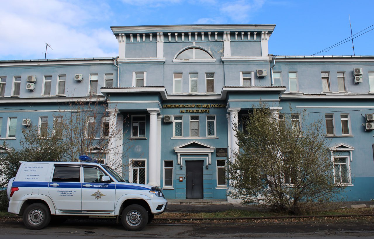 В Комсомольске-на-Амуре направлено в суд уголовное дело о приобретении и хранении каннабиса В дежурную часть Комсомольского ЛО МВД России на транспорте поступила информация о том, что местный житель может быть причастен к незаконному обороту наркотиков. В результате проведения оперативно-розыскных мероприятий в гараже, принадлежащему 44-летнему фигуранту, полицейские обнаружили и изъяли пакетики с каннабисом в значительном размере. Обвиняемый пояснил стражам правопорядка, что не позднее сентября прошлого года обнаружил дикорастущую коноплю в лесополосе вблизи места жительства. Он оборвал с куста растения листву и принес наркотик к себе в гараж, где незаконно хранил для личного употребления до момента задержания транспортными полицейскими. Дальневосточная полиция - подписаться