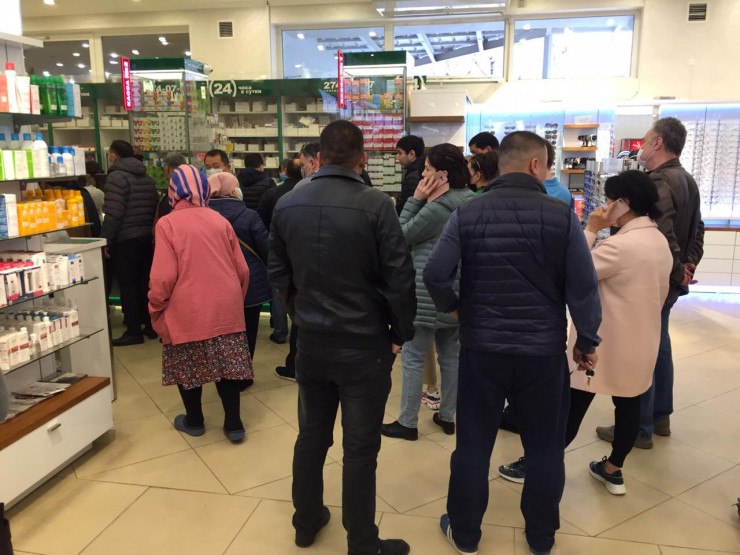 В Узбекистане с 12 декабря запускается система электронных рецептов DMED Все рецептурные лекарства будут отпускаться только по цифровому назначению врача Что теперь строго по рецепту антибиотики гормональные препараты психотропные средства любые лекарства где указано по рецепту При более детальном рассмотрении списка лекарств выясняется теперь даже для покупки Парацетамола или Стрепсилса нужно идти к врачу за рецептом Сама инициатива с электронными рецептами верна но готовы ли поликлиники к такому наплыву пациентов и правильно ли составлен список рецептурных лекарств пока ни кто не объяснил ExoUzbekistana