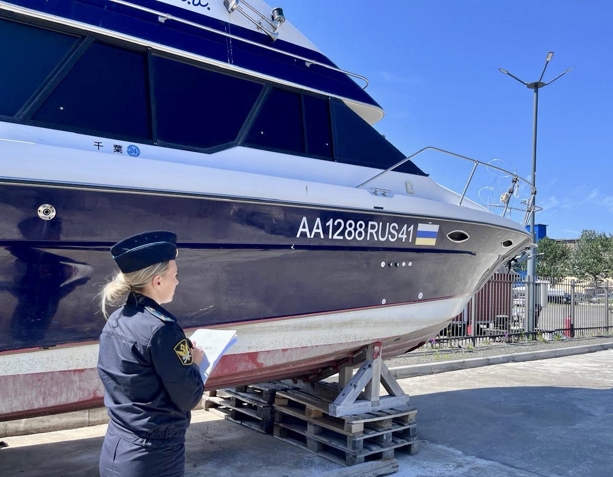 У камчатского должника арестовали катер за 5 млн рублей В УФССП в Петропавловске в отношении 44 летнего мужчины возбудили 6 исполнительных производств за долг в 300 тысяч рублей Пристав направил запросы в регистрирующие органы Официально должник нигде не работал но в его собственности находился катер Пристав по телефону связался с владельцем и тот указал место стоянки судна Катер арестовали Его предварительная стоимость 5 млн рублей Маломерное судно выставят на торги Подписаться Предложка ЧАТ САЙТ kamchatka aif ru