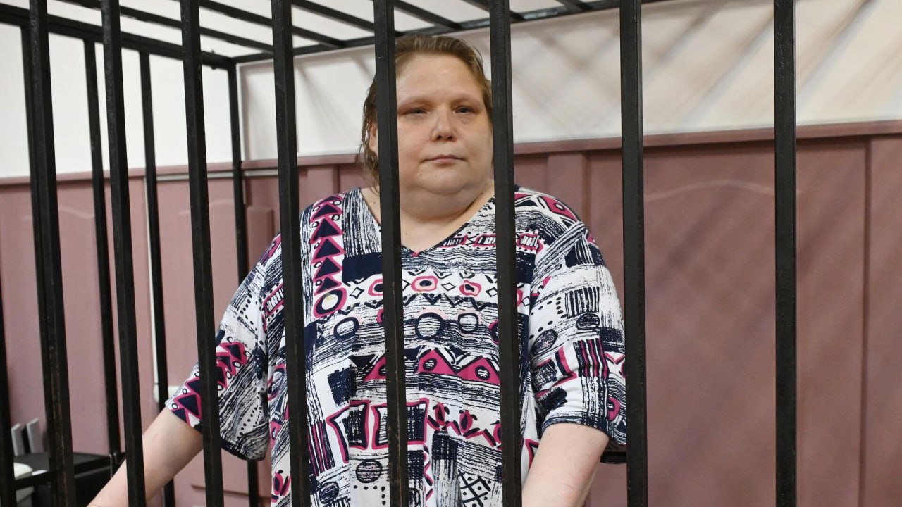 Журналистке Александре Баязитовой заменили срок в колонии на 10 месяцев принудительных работ постановление вынес Судогорский районный суд Владимирской области Напомним в ноябре 2023 года её приговорили к пяти годам лишения свободы по делу о вымогательстве где прокурор изначально требовал 14 лет Весной ей отказали в УДО и только сейчас наказание смягчили Суть дела была в том что Баязитова вместе с коллегами Инной Чуриловой и Ольгой Архаровой вели несколько телеграм каналов о финансах и экономике Именно через эти каналы публиковались посты про топ менеджера Промсвязьбанка Александра Ушакова Сначала он предложил авторам сотрудничество но позже передумал и обратился в полицию История стала одним из самых громких кейсов о том как влияние телеграм площадок на бизнес может обернуться уголовным делом для их администраторов