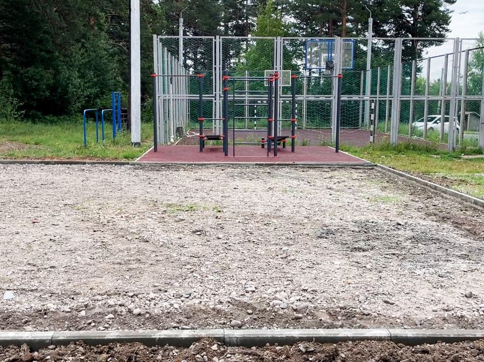 В Иркутске строят новые спортивные объекты. В Лисихинском парке завершается строительство скейт-парка. На Карпинской, 21/1 обустраивают спортивный городок. В Каштаковской роще появится полоса препятствий. Администрация Иркутска продолжает работу по созданию новых спортивных площадок в разных районах города. В ближайшее время планируется ввод в эксплуатацию 15 объектов, что позволит расширить возможности для занятий спортом и активного отдыха жителей.