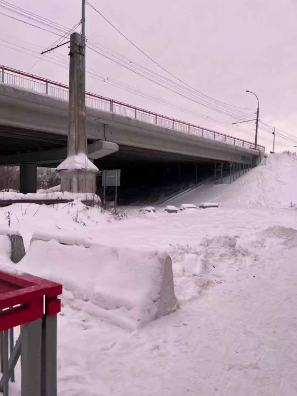 Спасатели оказали помощь 17-летней девушке с переломом в Новосибирске