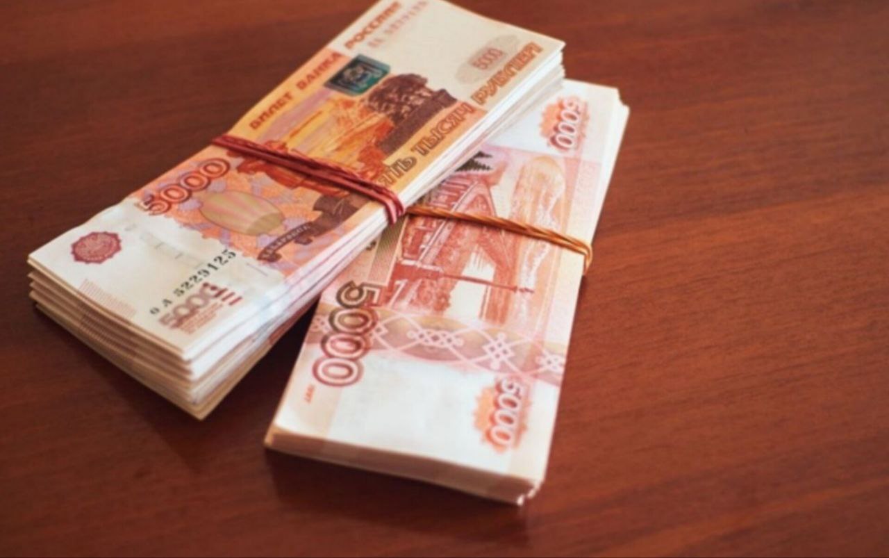 На Ямале усовершенствуют систему оплаты труда педагогов Теперь повлиять на рост их зарплаты могут успехи школьников в учёбе и внеурочной деятельности. С сентября надбавку будут получать учителя Губкинского и ямальских колледжей. С 2026 года подход масштабируют на все муниципалитеты. Также будет отдельно поощряться работа с особыми детьми. Для всех педагогов вводятся единые критерии стимулирования. К ним относятся выплаты за нагрузку, премии по итогам работы и за выполнение особо важных заданий. #Ямал #ЖителиЯмала #Педагоги