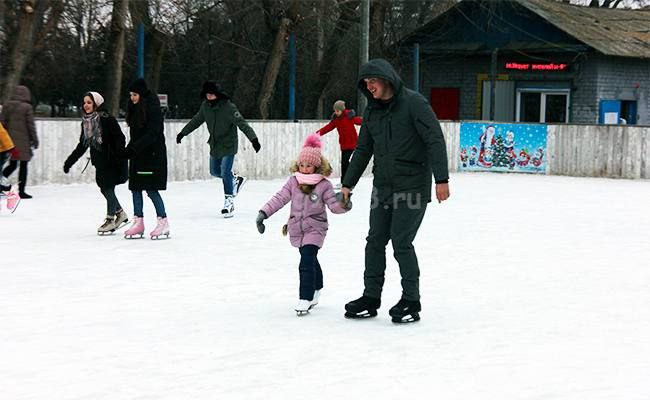 В Камышине уже открыто 5 катков самое время на коньки Благодаря снежной и морозной погоде зимний отдых в разгаре   Лучшие места Бригантина и каток в городском парке где есть прокат коньков и тренажёры для новичков Собирайте семью гаджеты подождут