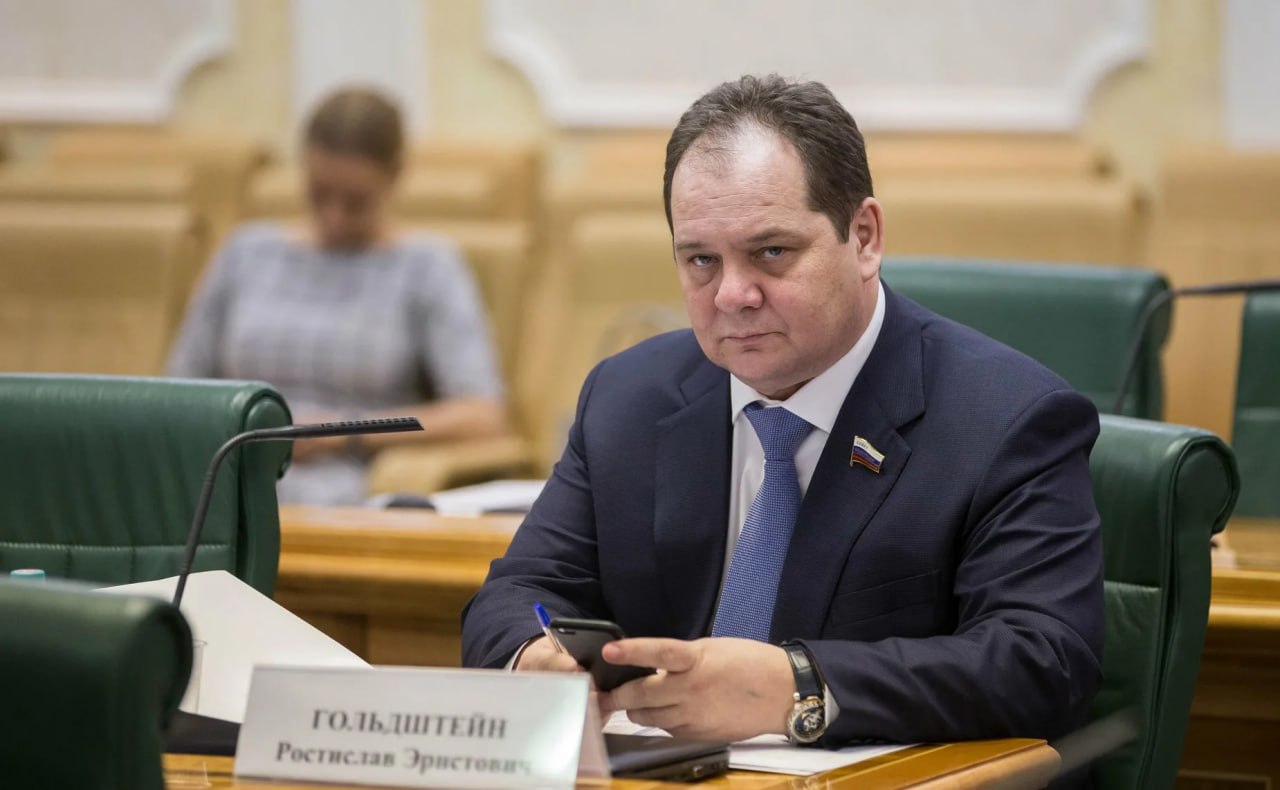 Ростислав Гольдштейн будет участвовать в выборах главы Республики Коми от «Единой России» Сегодня он получил наибольшую поддержку по итогам тайного голосования членов партии на конференции регионального отделения «ЕР», которая проходит в Сыктывкаре. Выборы состоятся 14 сентября. СПРАВКА. Гольдштейн является врио главы Республики с 5 ноября 2024 года. Ранее он возглавил общереспубликанскую часть списка по единому избирательному округу на выборах депутатов Госсовета. Вторым номером в списке стал уроженец Сыктывкара, Герой России Станислав Кочев, третьим – Анастасия Михайлова, многодетная мать, активистка, занимающаяся сохранением и развитием коми языка и коми культуры. Главное — здесь. Подписывайтесь!