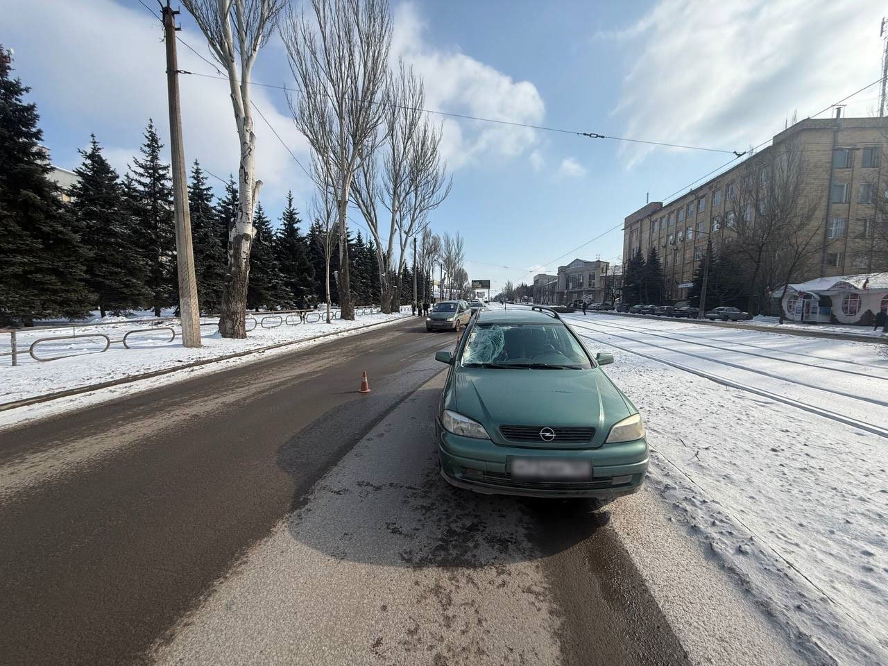 ‍ Сотрудники полиции устанавливают обстоятельства ДТП в Горловке    25 февраля в Центрально-Городском районе Горловки произошло дорожно-транспортное происшествие, в результате которого женщина-пешеход получила телесные повреждения.   Предварительно установлено, что 54-летний водитель автомобиля Opel Astra, двигаясь по пр. Ленина, совершил наезд на горожанку, которая переходила проезжую часть вне зоны действия пешеходного перехода.   В результате автопроисшествия 52-летняя женщина-пешеход получила травмы и была доставлена в больницу для оказания медицинской помощи.     Госавтоинспекция призывает водителей внимательно следить за дорожной обстановкой, а также выбирать безопасную скорость движения. В свою очередь, пешеходы должны переходить дорогу строго по пешеходному переходу, предварительно убедившись в безопасности выхода на проезжую часть.