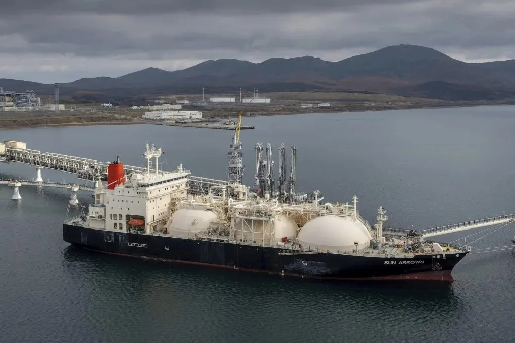 Россия на фоне глобального дефицита на рынке сжиженного природного газа СПГ пытается привлечь покупателей в Южной Азии для закупок топлива со своих подсанкционных проектов Об этом сообщает Bloomberg со ссылкой на источники По данным собеседников агентства поставки предлагаются с дисконтом около 40 от текущих спотовых цен Посредниками выступают малоизвестные компании зарегистрированные в Китае и России Продавцы как утверждает агентство готовы предоставить сопроводительные документы согласно которым источником сырья были бы указаны Оман или Нигерия При этом в материале указано что оперативно подтвердить были ли приобретены какие то партии газа на указанных условиях Bloomberg не удалось Причиной для роста предложений стал резкий скачок цен после фактического закрытия Ормузского пролива и атак на крупнейший в мире завод по сжижению газа в Катаре отмечает агентство Кроме того поставки из Катара практически остановились вынуждая импортеров включая Бангладеш и Индию искать более дорогие альтернативы Бангладеш получавший 60 СПГ из Катара теперь вынужден закупать газ на спотовом рынке порой по ценам вдвое выше контрактных