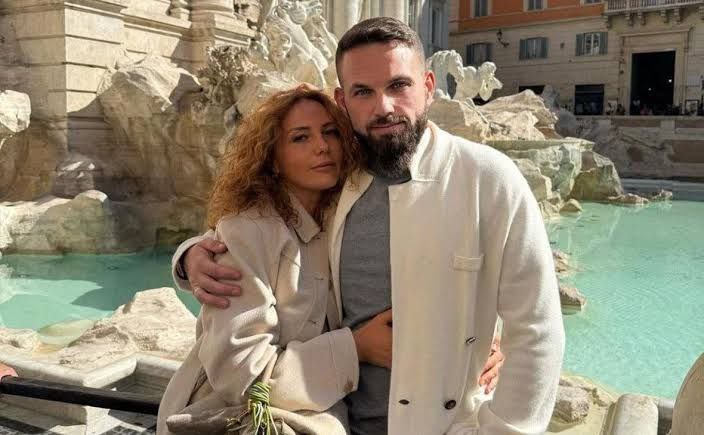 Полиция ОАЭ обнаружила тела российского криптотрейдера Романа Новака и его супруги передает 47news Останки будут переданы в Россию для захоронения Тела Новака и его жены были найдены по показаниям задержанных подозреваемых Полиция обследовала территорию пустыни размером примерно 500 на 500 метров чтобы обнаружить останки которые были помещены в полиэтиленовые мешки с химическими растворителями Как установило следствие в убийстве участвовало трое исполнителей в том числе бывший оперативник уголовного розыска Они заманили пару в снятый коттедж требовали пароли от криптокошельков пытали после чего убили супругов Двое из трех арестованных признались в совершении преступления Предполагаемый организатор Константин Шахт свою вину отрицает и не называет личность заказчика banksta