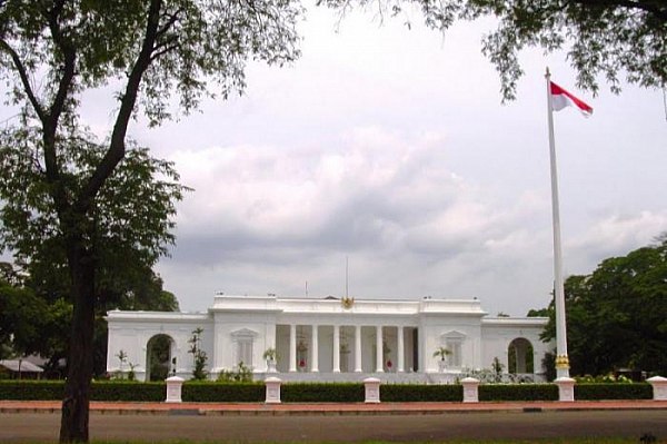 Посольство РФ в Индонезии соглашение о безвизе в обозримом будущем реально Соглашение о безвизовом режиме между Россией и Индонезией реально в обозримом будущем но пока речь об этом не идет заявил посол РФ в Индонезии Сергей Толченов Об этом сообщает ТАСС Безвизовый режим может быть введен насколько понимаю только в одном случае если мы с индонезийскими партнерами когда то примем решение потом согласуем и подпишем соответствующее межправительственное соглашение Пока об этом нигде не говорилось но считаю что в обозримой перспективе это вполне реально сказал дипломат Пока у нас что называется на столе лежит только соглашение об упрощении визовых формальностей для поездок граждан по обычным загранпаспортам Оно будет способствовать прежде всего уменьшению числа документов которые надо собирать для получения визы и сокращению сроков их оформления Но о безвизовом режиме пока речи нет пояснил посол aviaru net n289206