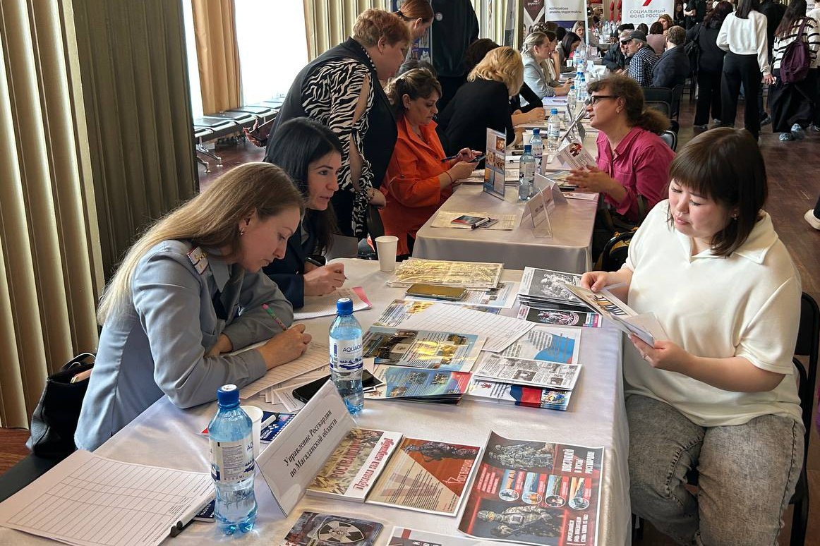 59 ярмарок вакансий провел в 2025 году Кадровый центр Магаданской области Работу нашли более 300 взрослых колымчан и 883 несовершеннолетних Ярмарки вакансий и учебных мест популярная и удобная форма трудоустройства Они позволяют ознакомиться с банком вакансий самостоятельно найти работу а нанимателям подобрать квалифицированных специалистов В этом году Кадровый центр провел 59 различных ярмарок для молодёжи для опытных специалистов для женщин воспитывающих несовершеннолетних детей для инвалидов и граждан с ограниченными показаниями к труду Также были организованы мини ярмарки общественных работ отдельно для предприятий горнодобывающей и геолого разведочных отраслей специализированные для аэропорта Магадан филиала Среднеканской районной больницы ОСФР по Магаданской области Большое количество участников около 2 тысяч человек собрали региональный и федеральный этапы Всероссийской ярмарки трудоустройства Работа России Время возможностей в результате которой трудоустроились 228 граждан Они получили работу на таких предприятиях и в организациях как Усть СреднеканГЭСстрой Комбинат зеленого хозяйства Городской парк МФЦ и других Также эффективно прошли мини ярмарки по трудоустройству несовершеннолетних в период летних каникул Во всех муниципальных округах включая Магадан школьники получили временные рабочие места Они трудились библиотекарями подсобными рабочими гардеробщиками дворниками помощниками делопроизводителей Источник Кадровый центр Работа России в Магаданской области gov49