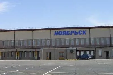 Проектирование нового аэровокзала аэропорта Ноябрьска завершится в 2027 году Завершение разработки проекта нового аэровокзала в аэропорту Ноябрьска намечено на следующий год в настоящее время ведутся проектно изыскательские работы Об этом сообщает Интерфакс со ссылкой на пресс службу губернатора Ямало Ненецкого автономного округа Работы проходят в рамках заключенного соглашения между правительством округа и авиакомпанией ЮТэйр Сейчас ведутся проектно изыскательские работы включающие комплексное изучение территории геологические и экологические исследования а также проходят процедуры согласования Завершение разработки проекта запланировано на следующий год говорится в сообщении Ранее сообщалось что проектирование нового аэровокзала в Ноябрьске началось в 2025 году поскольку действующий аэропорт был построен более 40 лет назад и уже устарел aviaru net n294669 Оставайся в информационном потоке подпишись на наш канал в MAX
